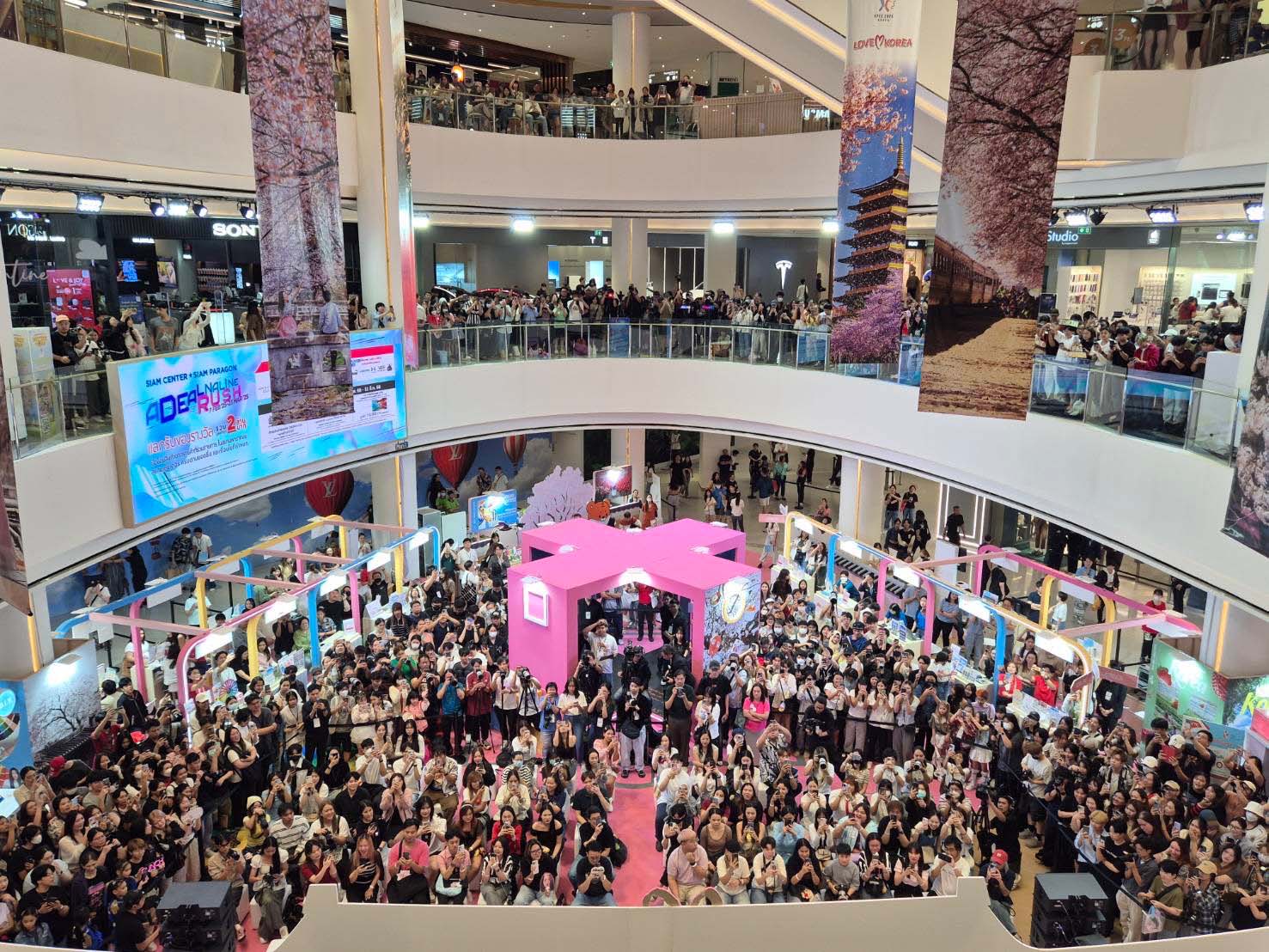 ‘K-컬처 페스티벌 LOVE KOREA’ 행사가 2월 22-23일 양일간 방콕 시암파라곤 쇼핑센터 1층 패션홀에서 개최함.