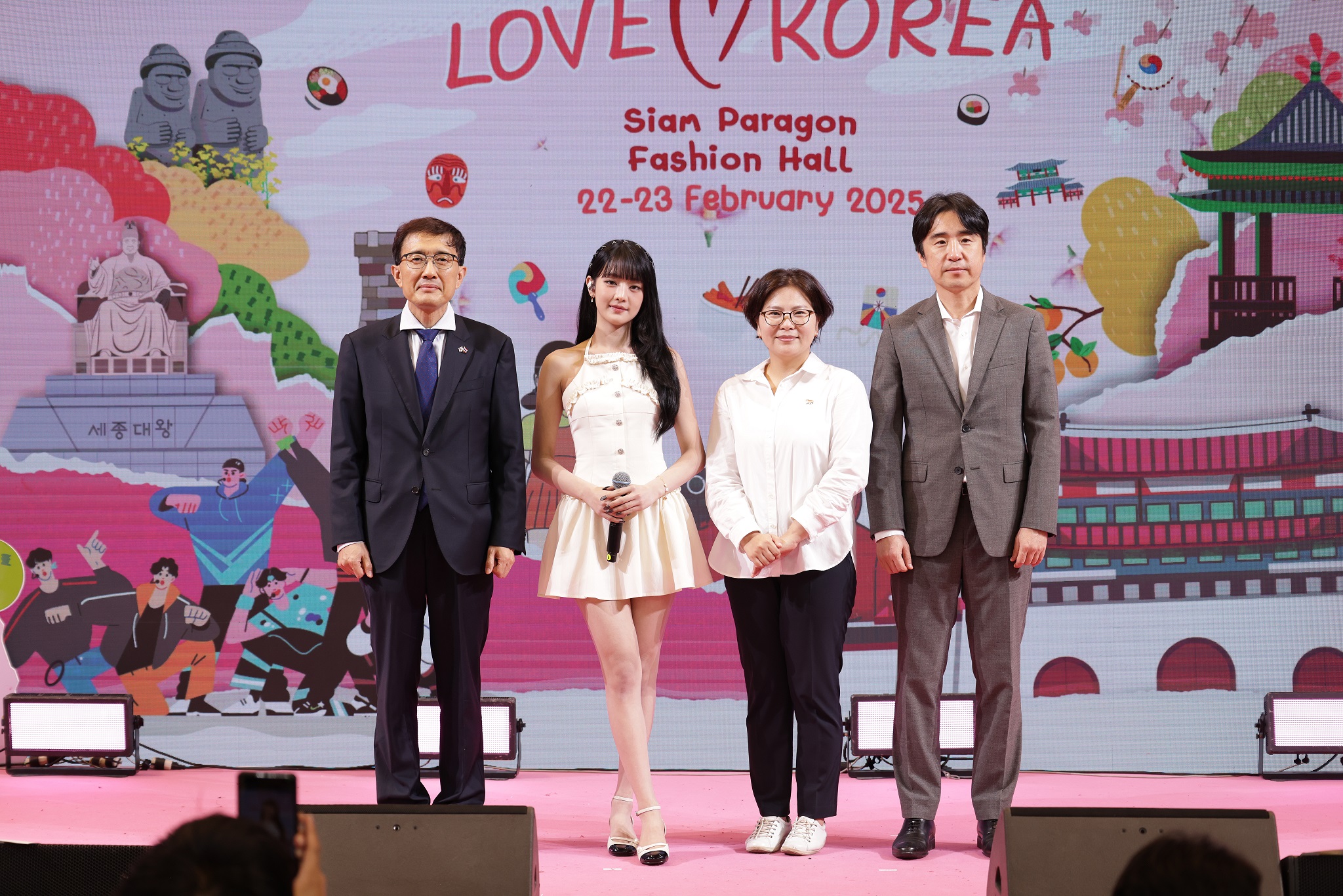 왼쪽부터 함정한 대사대리, (여자)아이들 멤버 민니, 이선주 태국문화원장,