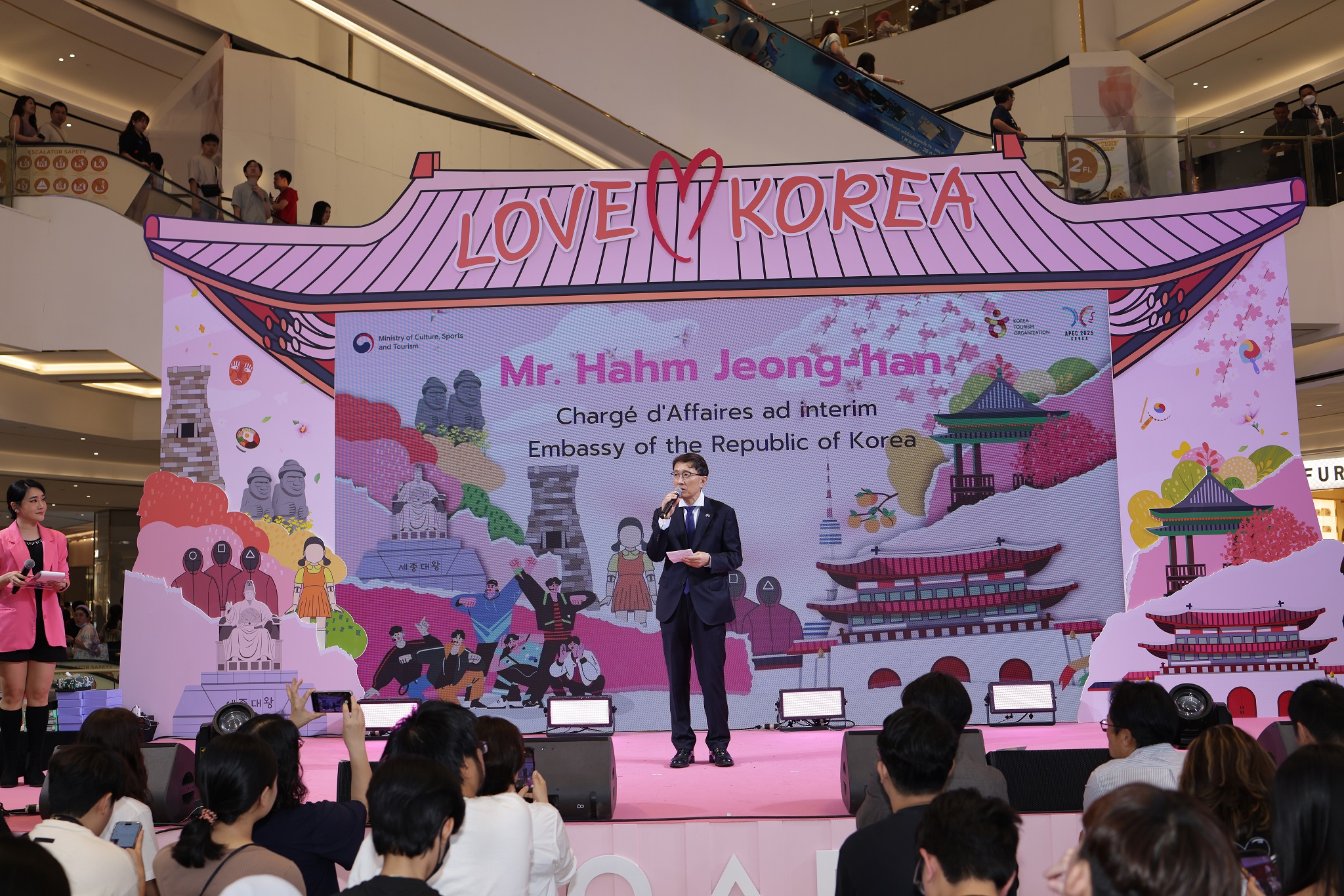 K-컬처 페스티벌 LOVE KOREA’ 행사에 참석한 주태국 대한민국대사관 함정한 대사대리의 모습