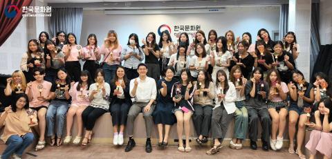 กิจกรรมสัมผัสวัฒนธรรมเกาหลีของนักศึกษาจากมหาวิทยาลัยธรรมศาสตร์